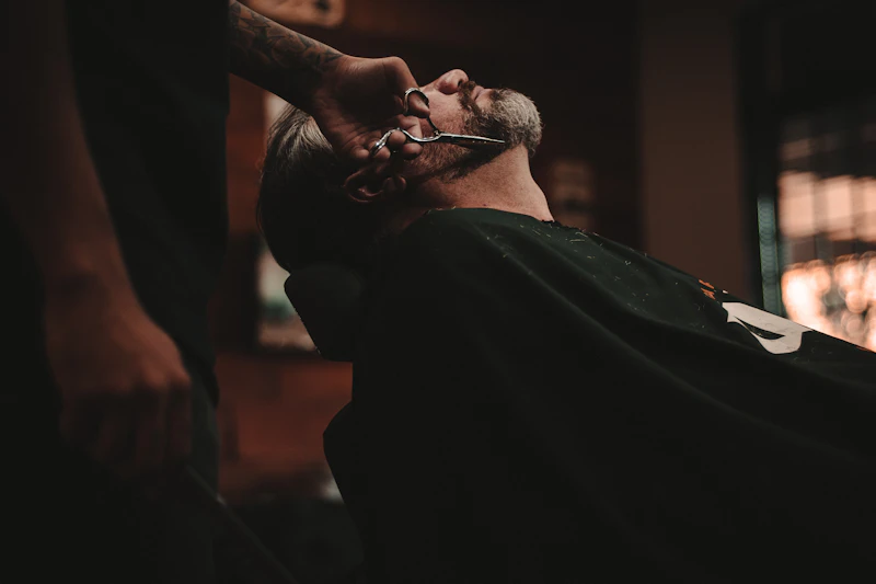 Cliente fazendo a barba na cadeira